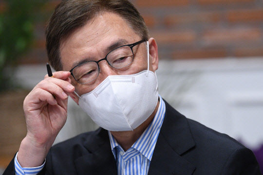 지난 8월22일 국민의힘 대권주자인 최재형 전 감사원장이 서울 여의도 한 카페에서 청년 택배노동자와 만나 대화하고 있다.연합뉴스